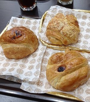 Arándano y queso, naranja chocolate y jamón y queso at Crois-Sants in Barcelona