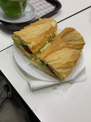 Soy protein with avocado, tomato and lettuce! A delight ✨ at Crois-Sants in Barcelona