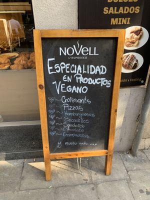 Sign with vegan options 🌱  at Crois-Sants in Barcelona