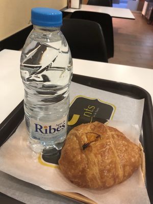 Leider auf Einmalteller....  at Crois-Sants in Barcelona