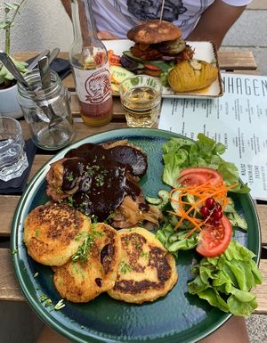 Veganer Zwiebelrostbraten und Burger 🍔  at Steffenhagen in Dresden