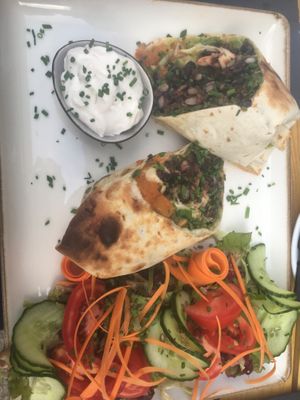 Burrito mit schwarzen Bohnen, Salat, Guacamole, Chutney und Sour Creme at Steffenhagen in Dresden