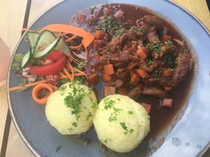 Schwarzbiergulasch mit Kartoffelklößen at Steffenhagen in Dresden
