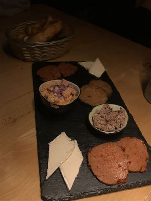 keese and aufschnitt vorspeise mit brot und brezeln  at Steffenhagen in Dresden