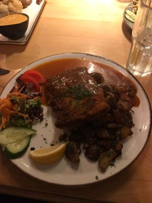 Schnitzel mit Bratensoße und Bratkartoffeln at Steffenhagen in Dresden
