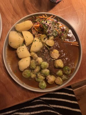Roulade mit Kartoffeln und Rosenkohl   at Steffenhagen in Dresden