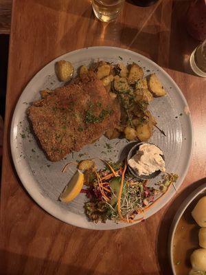Wiener Schnitzel mit Bratkartoffeln und Aioli  at Steffenhagen in Dresden