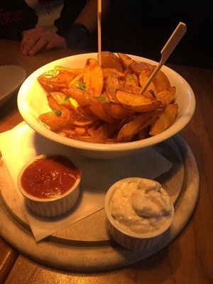Potato wedges with ketchup and aioli at Steffenhagen in Dresden
