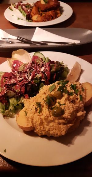 Ofenkartoffeln, houmous, Salat at Steffenhagen in Dresden