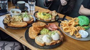 Big breakfast x3 and chickn burger 🍔 at Matcha Mylkbar in St Kilda