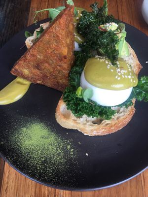 VEGAN “egg” benedict and hash brown at Matcha Mylkbar in St Kilda