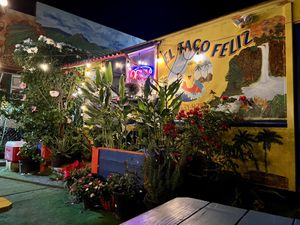Ambiance at El Taco Feliz - The Happy Taco - Food Truck in Kapaa