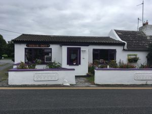 Front view at Doolin Cafe in Doolin