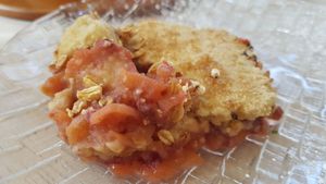 Vegan Crumble, lecker!! obwohl ich eigentlich kein gegartes Obst mag. at O Forno in Calheta