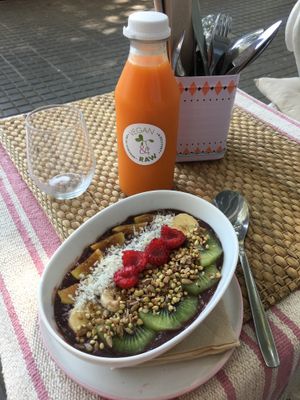 Açaí-berry smoothiebowl with a health-kick at Vegan & Raw in Mallorca