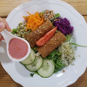 Salad and raw onion bread rolls at Vegan & Raw in Mallorca