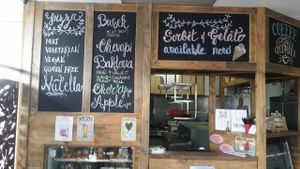 wall menu at Pitstop Pizza in Coorparoo