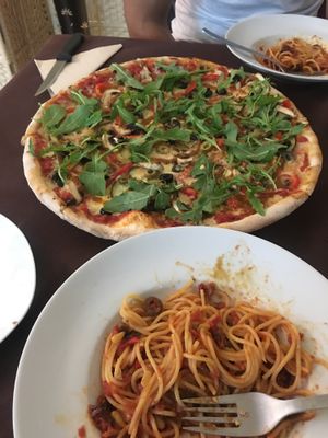 Pizza vegana con queso, verduras, rucula, peperoncino  at Fuori di Zucca in Tenerife