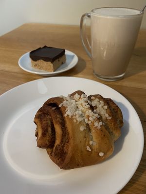 vegan shortbread, cinnamon swirl and ChaiLatte   at Cafe & Bakery Mimosa in Tampere
