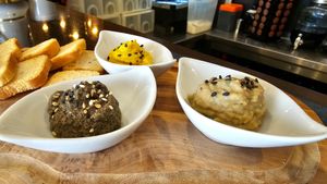Trilogia de patés (tapenade, húmus, baba ghanoush) at Escondidinho in Mafra