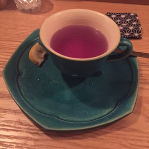 once the lemon is squeezed. the change in colour is more impressive when you see it in real life, and it's instantly. at Ukishima Garden in Kyoto