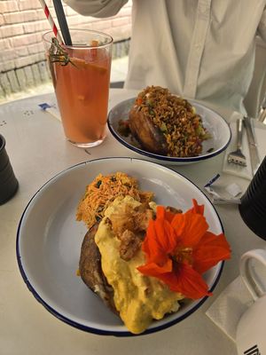 Hawaiigrool med kyckling at Groole in Warsaw