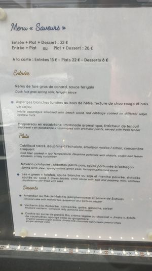 Menu entrée plat dessert vegan indiqué clairement en bleu at La Couleuvrine in Sarlat-la-caneda