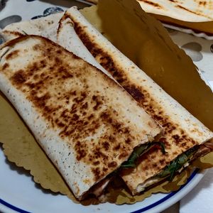 Rotolo con crema di carciofi, zucchine, funghi, rucola (con aggiunta di salsa al tartufo) at Stuzzicheria Romagnola in Cervia