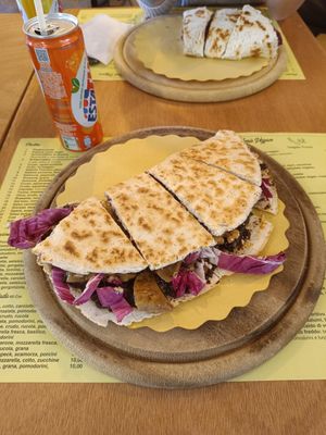 Piada vegan con semi croccanti, salsa tartufata vegana, noci, radicchio e porcini at Stuzzicheria Romagnola in Cervia