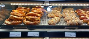 some of the vegan options (everything with 🌱) at backWERK - Hauptbahnhof in Dusseldorf