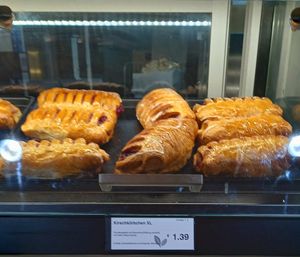 some of the vegan options (everything with 🌱) at backWERK - Hauptbahnhof in Dusseldorf