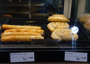 some of the vegan options (everything with 🌱) at backWERK - Hauptbahnhof in Dusseldorf