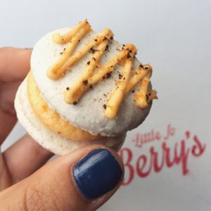 Pumpkin spice macaron at Little Jo Berry's in Ottawa