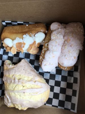 Chai-Scone, Twinkies mit Waffeln und Erdbeer-Kokos at Little Jo Berry's in Ottawa