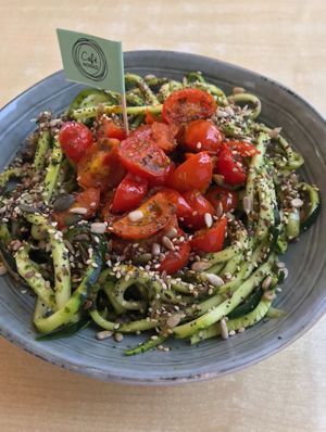 Ensalada courgetti (demandée sans le fromage) at Cafe Nomad in Fuengirola
