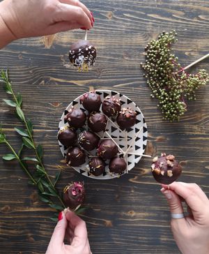 Cakepops at MoMo Veg Cafe  in Prague