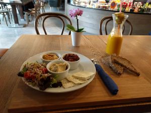 Vegan breakfast platter and Aloha Relax smoothie at Blossom in Krakow