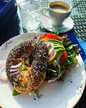 Bagel mit Humus, Avocado und Salat & Cappuccino mit Hafermilch   at Blossom in Krakow