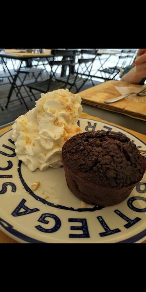 Tortino vegano pera e cioccolato con panna at FUD in Palermo