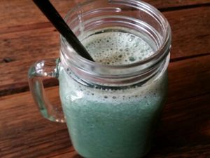 spirulina smoothie at Healthy as Hell in Warsaw