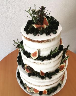 One of the classic wedding cake at Bez Jaj in Poznan