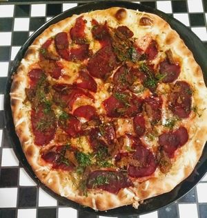 Pizza specjalna z burakiem, seitanem, sosem pieczeniowym i koperkiem at Vege Pizza in Poznan