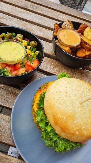 ALLES KEESE Burger mit KARTOFFEL ECKEN und Paprika Chili Dip und einem Kleinen GRÜNEM GEWISSEN at Universum in Hannover