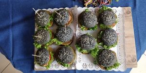 Party Burger mit schwarzen Brötchen at Universum in Hannover