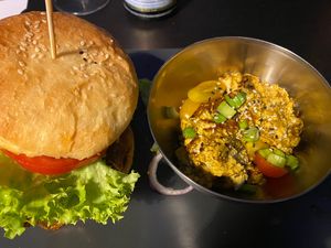 Zu manchen Burgern gibt es noch Side-Dishes wie Rührei  at Universum in Hannover