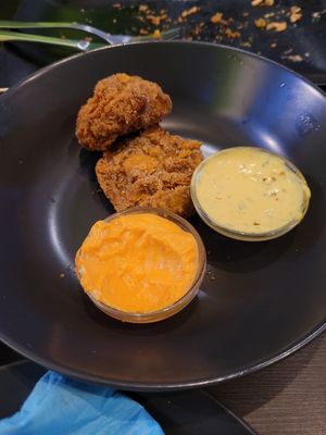 Leckere vegane Nuggets mit leckeren Dipps. at Universum in Hannover