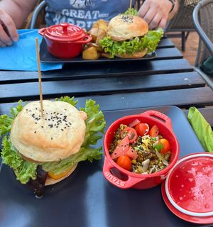 Das ist der Burger „der Wissenschaftler“ dazu gibt es veganes Rührei in dem kleinen Topf.  at Universum in Hannover