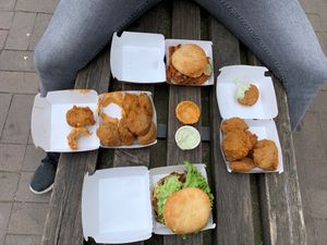 Zwei Burger und Nuggets  at Universum in Hannover