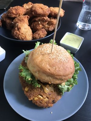 Burger & Soy-Nuggets at Universum in Hannover