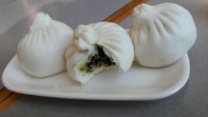 Baozi (dumplings) with vegetable filling at GōngDé Lín - Godly - Metro City in Shanghai